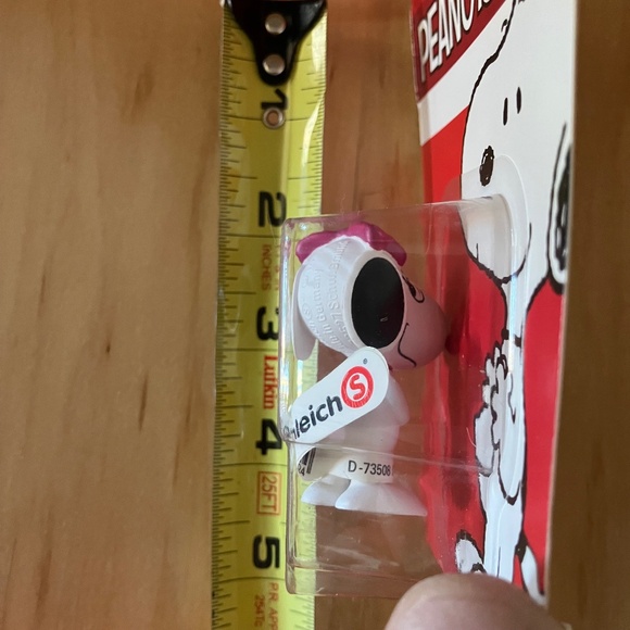 Schleich Belle with clasped hands in front - Peanuts - Belle Figurine - 22032 - Picture 6 of 6